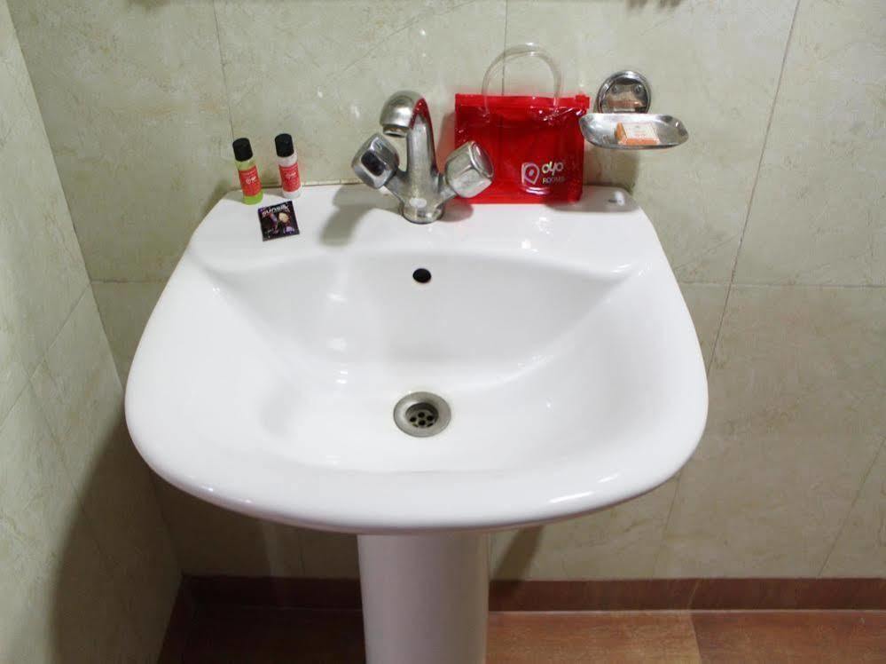 Oyo 2705 Hotel Preet Palace Yeni Delhi Dış mekan fotoğraf