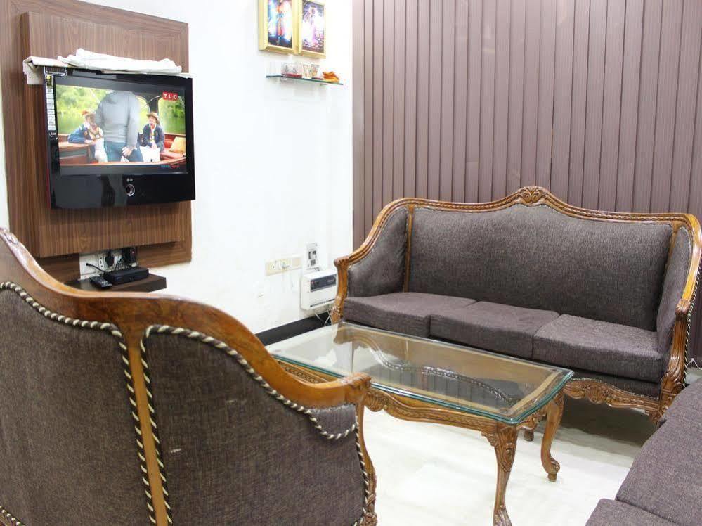 Oyo 2705 Hotel Preet Palace Yeni Delhi Dış mekan fotoğraf